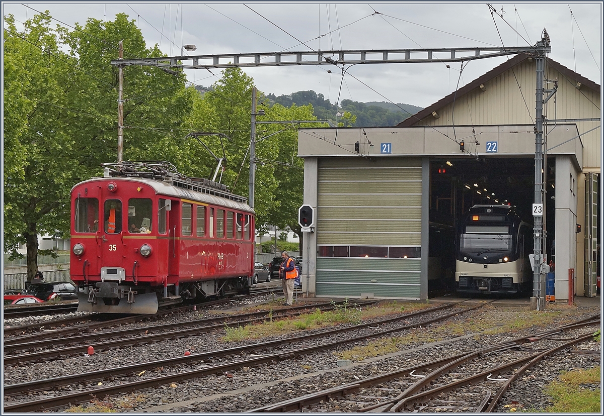 Nachdem der RhB ABe 4/4 I 35 der Blonay Chamby Bahn die FO HG 3/4 N° 4 in Vevey  abgeliefert  hat, muss noch manövriert werden, bevor es zurück nach Chaulin geht.
28. Mai 2018