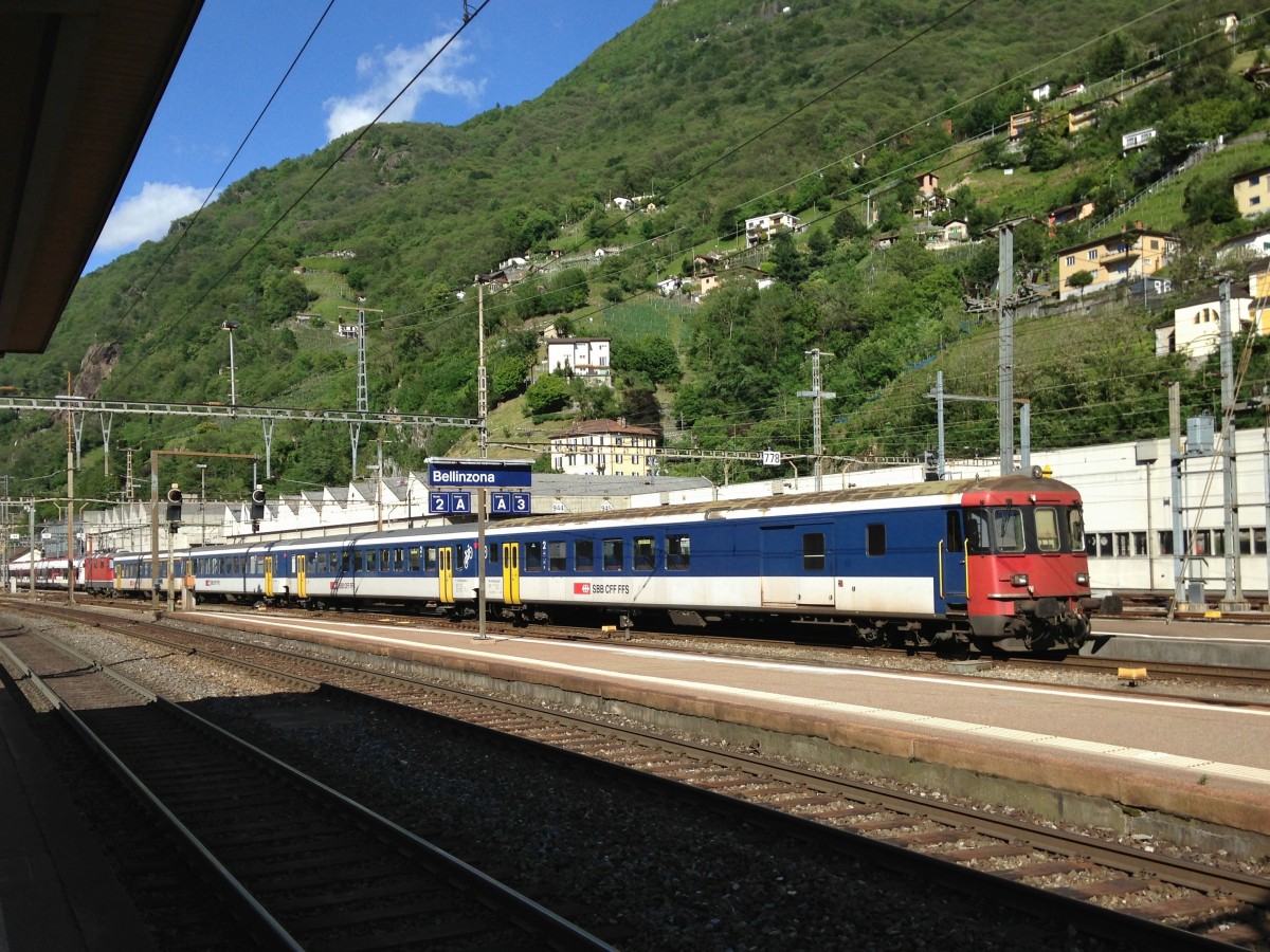Nachdem die S 30 25342 wieder in Bellinzona angekommen ist, wird der Pendel zum Abstellen ins Feld rangiert. Zuvorderst ist der BDt EWII 50 85 82-33 932-3, 14.05.2014. 