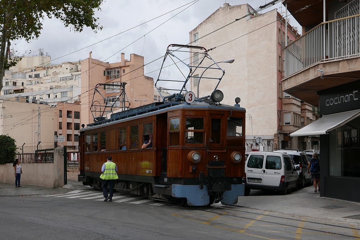 Nachdem der von Sóller kommende Triebwagen Nr. 3 mit den Wagen der Ferrocarril de Sóller das Ziel Palma de Mallorca erreicht hatte und abgekuppelt war, setzt der Triebwagen am 18.09.2016 um, damit wenige Minuten später der nächste Zug nach Sóller gezogen werden kann.