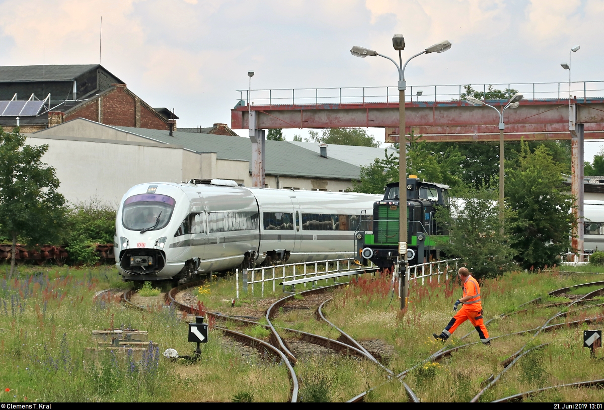 Nachdem sämtliche Triebzüge der Baureihe 605 (ICE TD) bis 2017 ausgemustert wurden, konnten im Frühjahr 2018 die Züge 5517 und 5519 nach Halle-Ammendorf überführt werden.
Anlässlich seiner Überführung zum jährlichen Sommerfest „Von der Bundesbahn zur DB AG – 1949 bis heute“ im DB Museum Koblenz startet 605 017 (Tz 5517  Volker ) aus dem Gelände der Maschinenbau und Service GmbH (MSG Ammendorf) und schlängelt sich dabei an einer DB V 60 namens  Susi  der Besitzgesellschaft Waggonbau Ammendorf mbH (BWA), um zunächst auf ein Abstellgleis im Bahnhof Halle-Ammendorf zu fahren.
Der Zug dient seit November 2018 als advanced TrainLab der DB Systemtechnik GmbH als Erprobungsträger für neue Techniken im Eisenbahnverkehr mit Industrie- und Forschungspartnern. Beim Sommerfest in Koblenz-Lützel konnte er besichtigt werden.
Aufgenommen von der Eisenbahnstraße (öffentlich zugänglich).
[21.6.2019 | 13:01 Uhr]