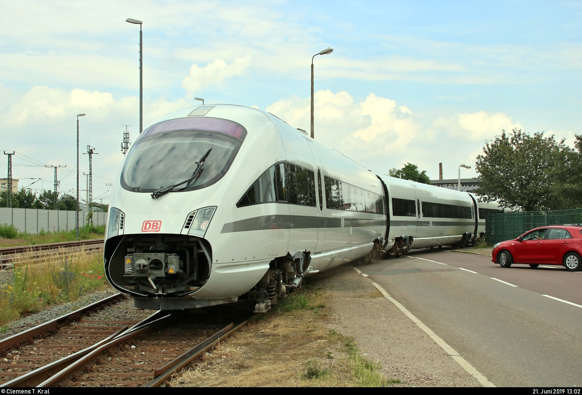 Nachdem sämtliche Triebzüge der Baureihe 605 (ICE TD) bis 2017 ausgemustert wurden, konnten im Frühjahr 2018 die Züge 5517 und 5519 nach Halle-Ammendorf überführt werden.
Anlässlich seiner Überführung zum jährlichen Sommerfest „Von der Bundesbahn zur DB AG – 1949 bis heute“ im DB Museum Koblenz überquert 605 017 (Tz 5517  Volker ) beim Verlassen der Maschinenbau und Service GmbH (MSG Ammendorf), seines Startpunkts, die Eisenbahnstraße. Danach geht es zunächst auf ein Abstellgleis im Bahnhof Halle-Ammendorf, bevor die Fahrt offiziell gestartet wird.
Der Zug dient seit November 2018 als advanced TrainLab der DB Systemtechnik GmbH als Erprobungsträger für neue Techniken im Eisenbahnverkehr mit Industrie- und Forschungspartnern. Beim Sommerfest in Koblenz-Lützel konnte er besichtigt werden.
[21.6.2019 | 13:02 Uhr]