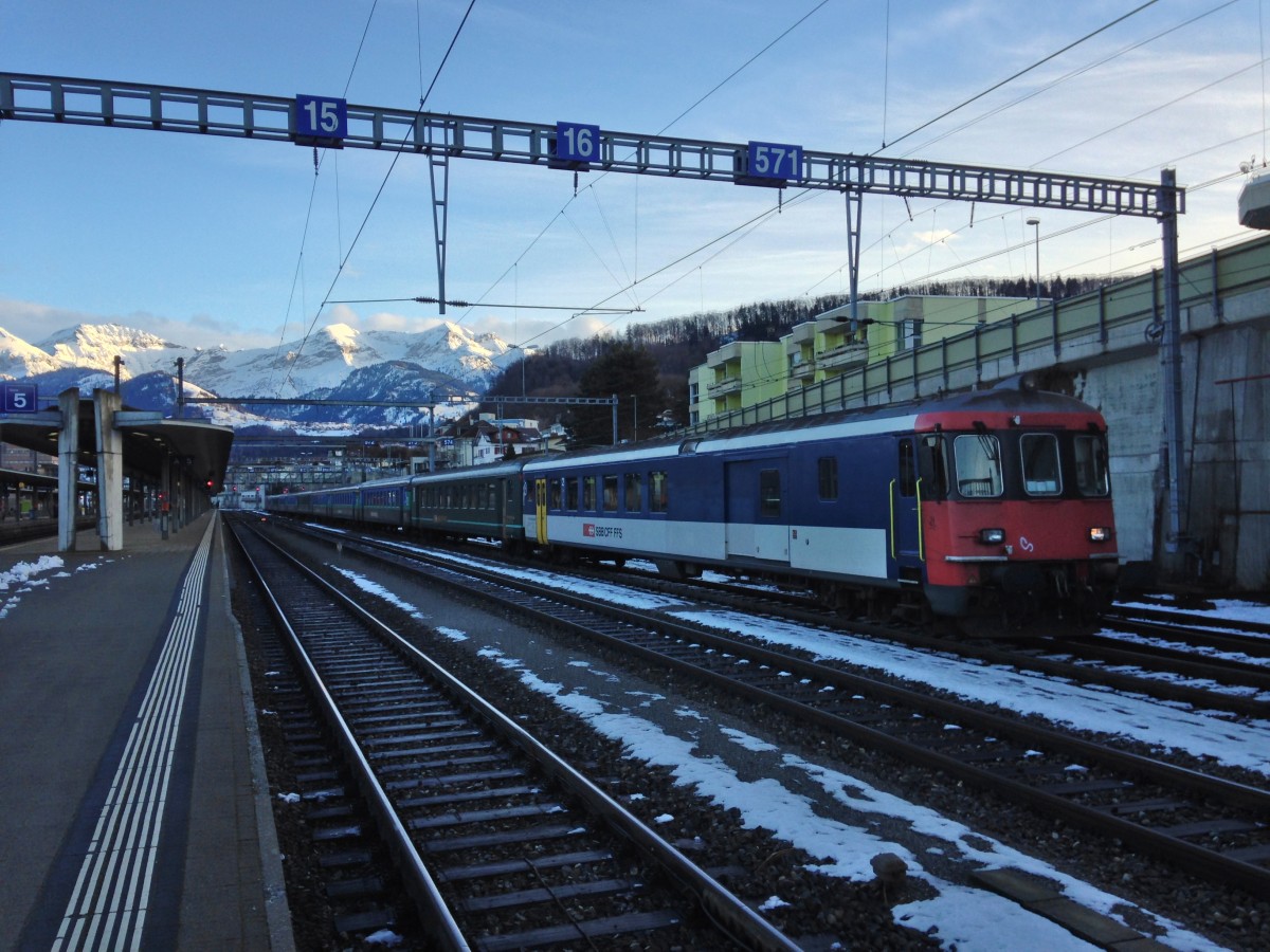 Nachdem der SBB Extrazug die Kinder des JUSKILA nach Zweisimmen gebracht hat, verkehrte der 10-teilige EWI/II Pendel leer zurck nach Bern. Im Bild steht der Zug beim Wenden in Spiez, an der Spitze ist der BDt EWII 50 85 82-33 928-1, 02.01.2014.