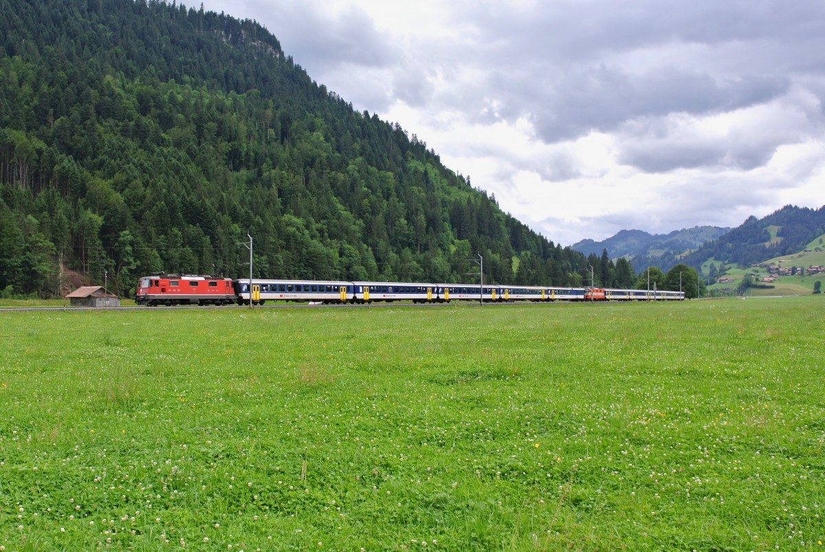Nachdem der SBB Extrazug die Pfadi nach Zweisimmen gebracht hat, verkehrt der Doppel EWI/II Pendel zurück nach Basel. Re 4/4 II 11172 (ex. MThB) und Re 4/4 II 11108 (in der Mitte, ex. Swiss Express) auf der Rückfahrt bei Boltigen, 05.07.2014.