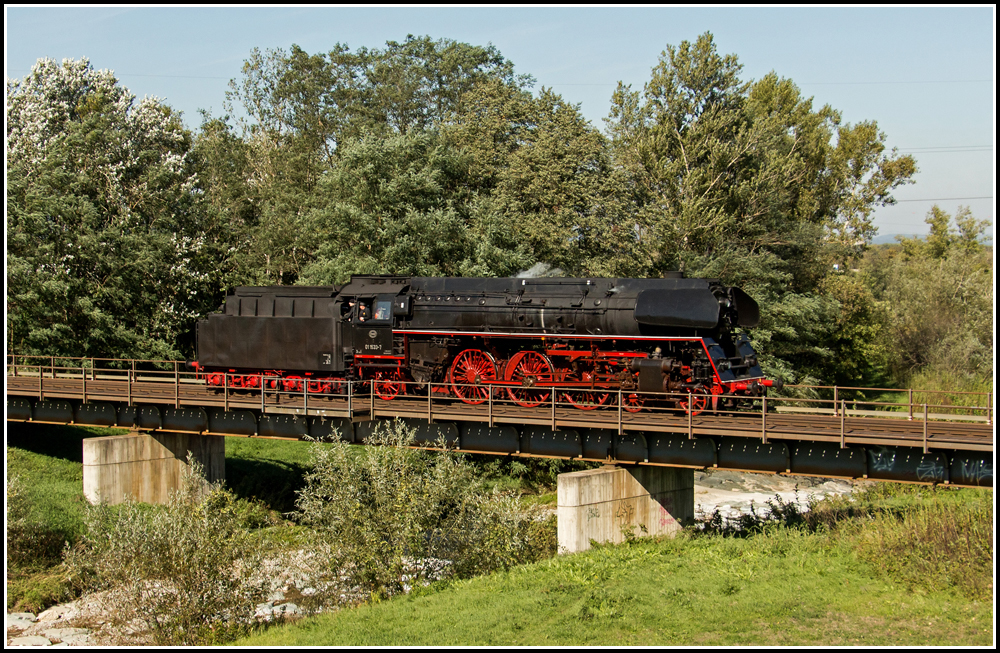 Nachdem die schne GEG 01.533 den Balkan-Sonderzug von IGE ins ungarische Sopron gefhrt hatte, ging die Fahrt als Lokzug nach Strasshof um dort an der  Langen Nacht der Museen  im Heizhaus als Gastlokomotive aufzutreten.
Hier zu sehen ist der SLZ 17846 (Sopron - Strasshof) am 04.10.2013 um 11:40 Uhr bei der berquerung der Leitha bei Katzelsdorf.