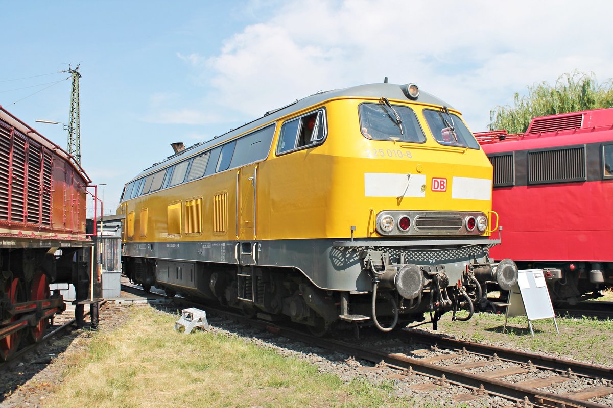 Nachdem sich die 225 010-8 von DB Bahnbau Gruppe am 22.06.2019 während des Sommerfestes im DB Museum Koblenz Lützel auf der Drehscheibe von allen Seiten dem Publikum präsentiert hatte, fuhr sie nun wieder auf ihr Abstellgleis.