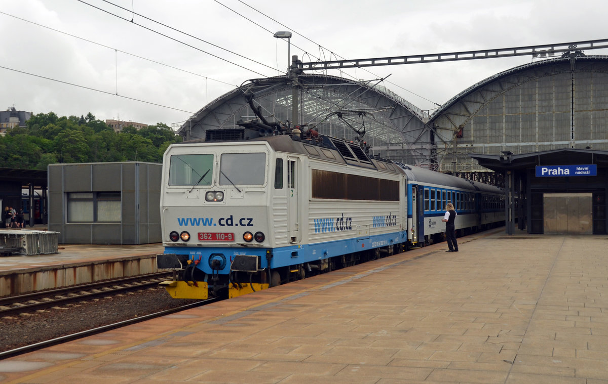 Nachdem sich 362 081 vom Zug abgesetzt hatte und auf eine Parkposition vor dem Hbf gefahren war übernahm 362 110 die Führung. Hier wartet sie mit ihrem Personenzug am 15.06.16 im Prager Hbf auf die Abfahrt.