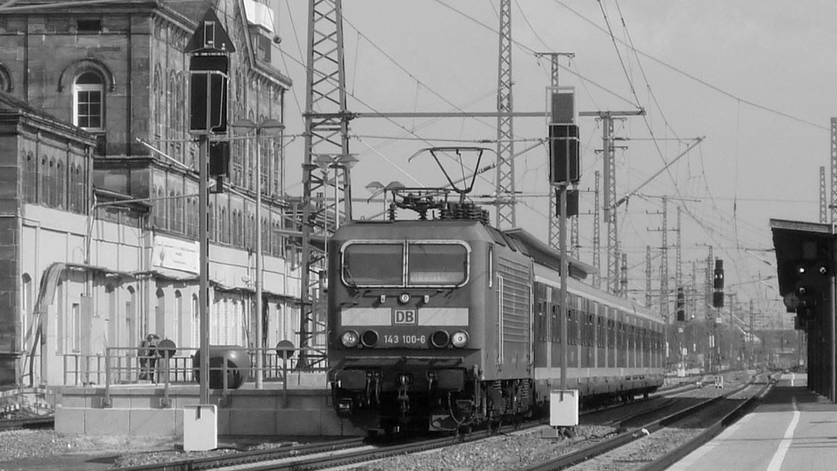 Nachdem sich die Baureihe 141 aus dem S-Bahndienst in Nürnberg verabschiedet hat, wurden neue Leistungen für die Nürnberger Ostloks ersichtlich. Denn diese eigneten sich gut für den S-Bahnverkehr, sodass man die 143 auf fast allen Linien in Nürnberg rumtuckern ließ. Ganz klassisch mit den x-Wagen. 
Bis zur Auslieferung der Talent 2 Züge zog sich das ganze, bis die guten alten Lokbespannten das weite suchten. Lediglich auf der Nürnberger Linie S2 kann man auch heute noch diese Garnituren, welche zumeist aus 143 gebildet werden, vorfinden. Ab und an dann auch mal mit 111, wenn keine 143 zur Verfügung steht. 
Am 03.04.2012 konnte neben den ersten Talent 2 auch noch ein paar wenige Lokbespannte Züge gesichtet werden. So hatte 143 100 den lieben langen Tag den Pendel zwischen Hartmannshof und Forchheim (Oberfr.) in ihrer Hand. Sie teilte sich den Dienst mit 2 Umläufen mit 442, einem weiteren mit 143+Bxf+Bx+Bx+Bxf sowie ein weiterer mit 111+Bx. 
Gute alte Zeit... ;-)