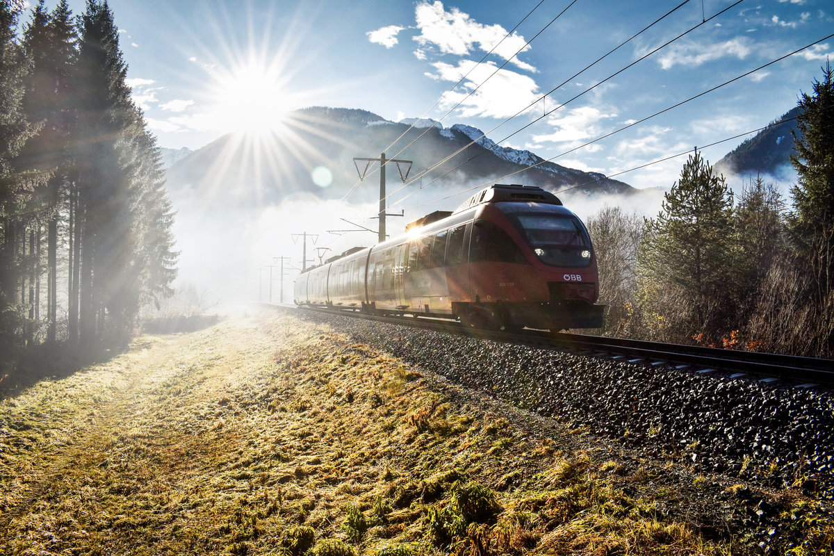 Nachdem sich der dichte Nebel soeben aufzulösen begann, fährt 4024 111-9, als S1 4217 (Friesach - Lienz), vorüber.
Aufgenommen am 8.12.2018, nahe der Haltestelle Berg im Drautal.