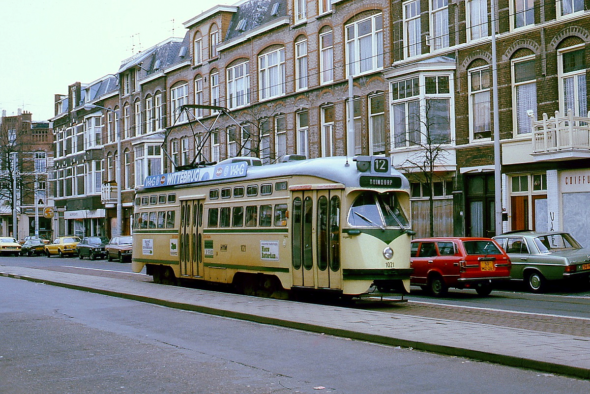 Nachdem sich die Prototypen 1001 und 1002 bewährt hatten, beschaffte die Straßenbahn Den Haag (HTM) bei La Brugeoise/Brügge weitere 22 PCC-Triebwagen, die ihren amerikanischen Ursprung nicht verleugnen konnten. Im Februar 1980 ist Nr. 1021 auf der Linie 12 nach Duindorp unterwegs.