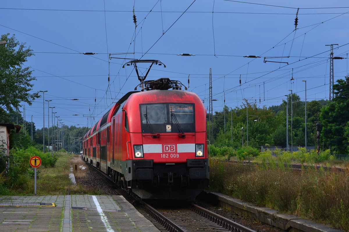 Nachdem sich in Zossen die Regenwolken einmählich verzogen kam 182 009 mit dem RE5 nach Stralsund in Zossen eingefahren.

Zossen 01.08.2017