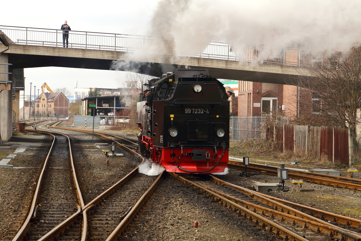 Nachdem sie im Nordhäuser Bw restauriert und gedreht wurde, ist 99 7232 am Nachmittag des 25.02.2017 nun wieder auf dem Weg in den Bahnhof, um den dort wartenden IG-HSB-Sonder-PmG für die Weiterfahrt nach Hasselfelde zu übernehmen.(Bild 1)
