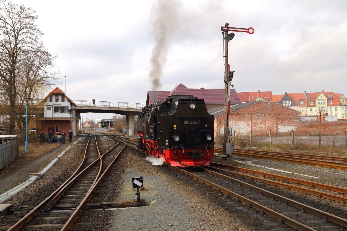 Nachdem sie im Nordhäuser Bw restauriert und gedreht wurde, ist 99 7232 am Nachmittag des 25.02.2017 nun wieder auf dem Weg in den Bahnhof, um den dort wartenden IG-HSB-Sonder-PmG für die Weiterfahrt nach Hasselfelde zu übernehmen.(Bild 2)