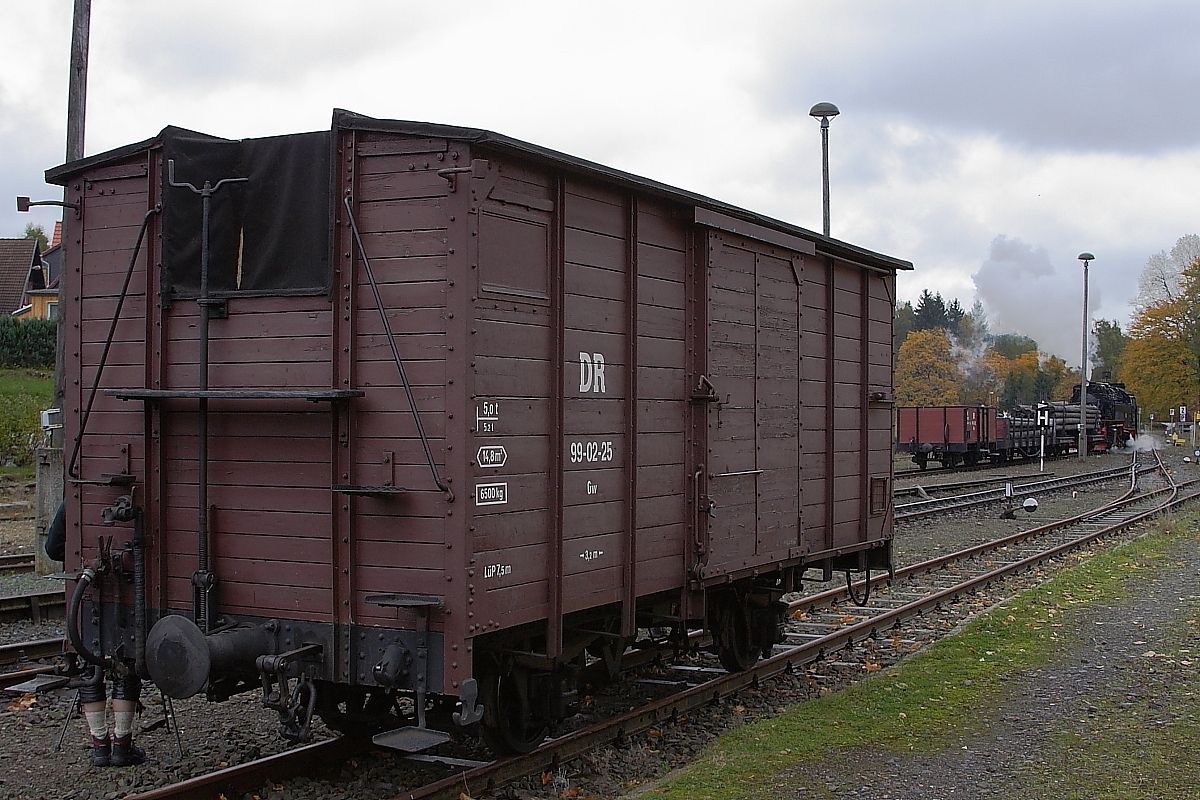 Nachdem sie den im Vordergrund stehenden Wagen abgestellt hat, rangiert 99 7247 den Rest einer Gütereinheit, welche zu einem Sonder-PmG der IG HSB gehört, wieder an den Zug. Der abgestellte gedeckte Güterwagen hat die Nummer 99-02-25, gehört zur Gattung Gw, wurde 1912 in der Waggonfabrik Görlitz gebaut und steht seit 1998 der IG HSB als Dauerleihgabe zur Verfügung. (Aufnahme vom 20.10.2013 im Bahnhof Elend)