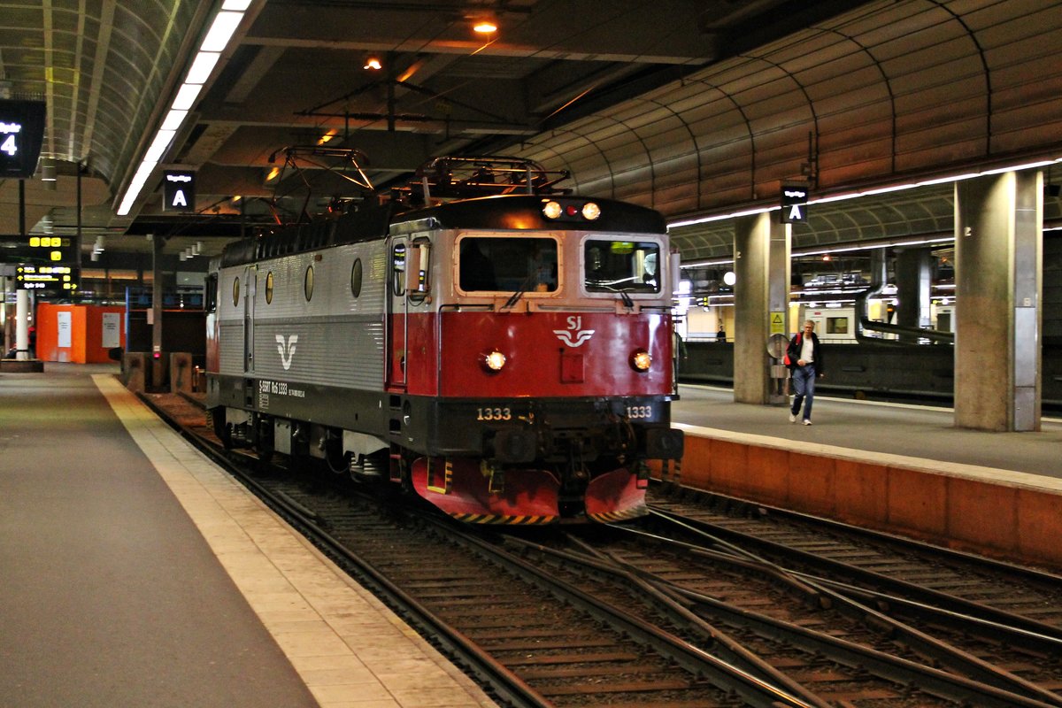 Nachdem SSRT Rc6 1333 am Morgen des 03.06.2015 zusammen mit der SJ Rc6 1362 und dem Natttåget 93 (Narvik - Stockholm C) im Endbahnhof ankam, fuhr sie alleine in Richtung Abstellbahnhof.
