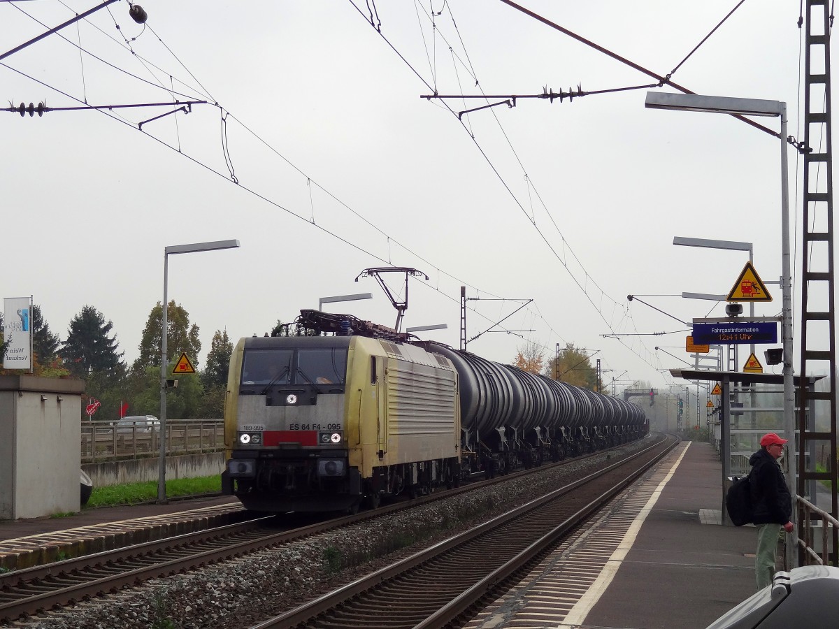 Nachdem der Stellwerksausfall wieder aufgehoben wurde, wurde parallel dazu natürlich auch der aufgestockte Verkehr weitergeleitet. 
Einer der ersten Züge, welche wieder unterwegs waren, war 189 995 bzw. ES64F4-095.
Hier durchfährt die Lok mit einem leeren Kesselwagenzug den Bahnhof Thüngersheim am 31.10.14.