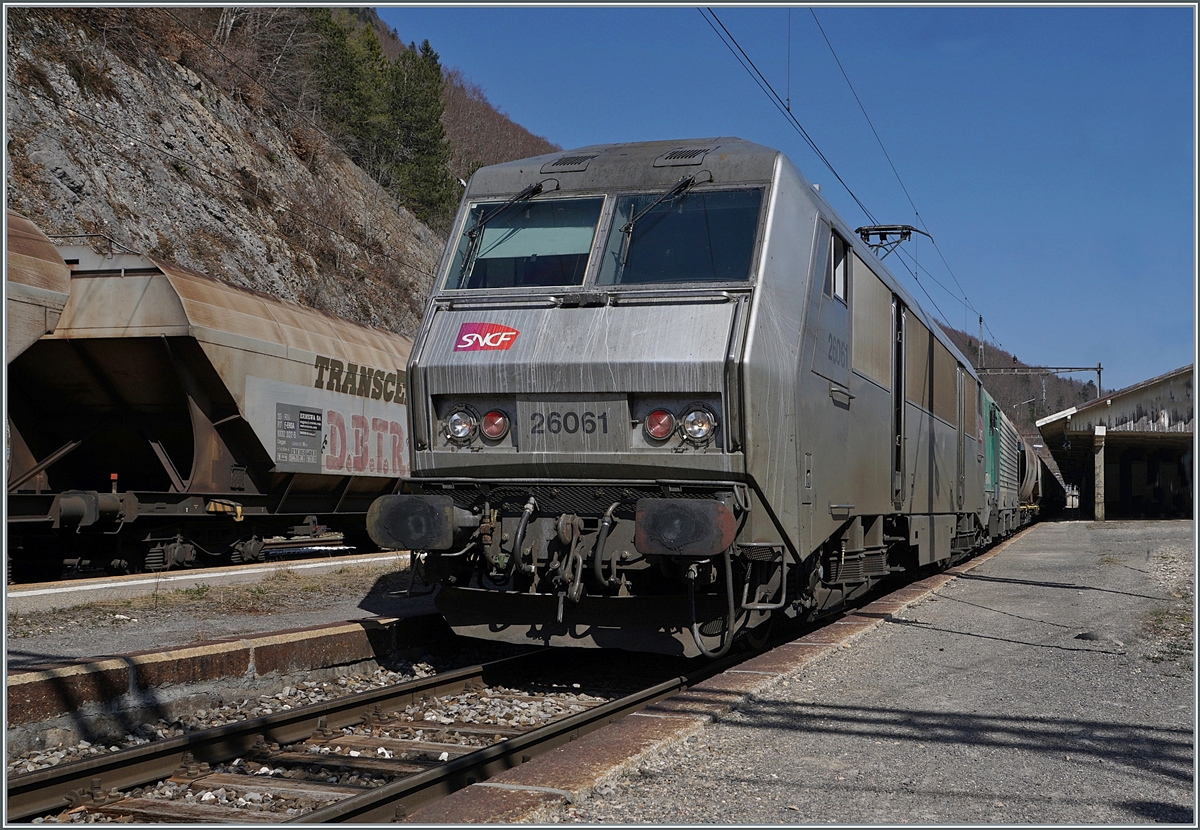 Nachdem das Stromsystem im westlichen Bahnhofkopf von Vallorbe auf das SNCF System (25000 Volt, 50 Hz) umgestellt wurde, setzt sich die SNCF Sybic BB 26061 vor die BB 27034 und den  Spaghetti -Zug , der nach der Pause der beiden Lokführer dann im Laufe des Nachmittags Richtung Frankreich abfahren wird.

24. März 2022