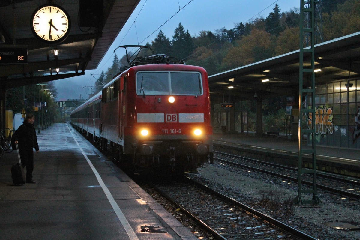 Nachdem die Stuttgarter 111 161-6 am 10.11.2013 die Fußball-Fans in Kirchzarten abgesetzt hat, fuhr sie mit ihrer n-Wagen Garnitur als Leerzug nach Freiburg (Brgs) Hbf zurück. Hier bei der Durchfahrt in Freiburg-Wiehre.