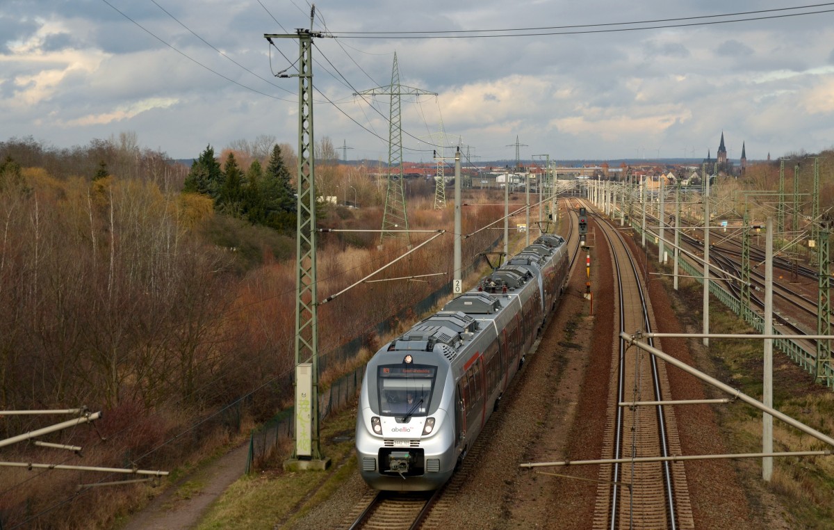 Nachdem das talentierte Duo am 14.02.16 in Bitterfeld Kopf gemacht hat befindet sich nun 9442 105 an der Spitze. Auf dem Weg nach Kassel-Wilhelmshöhe passieren sie am 14.02.16 Holzweißig.