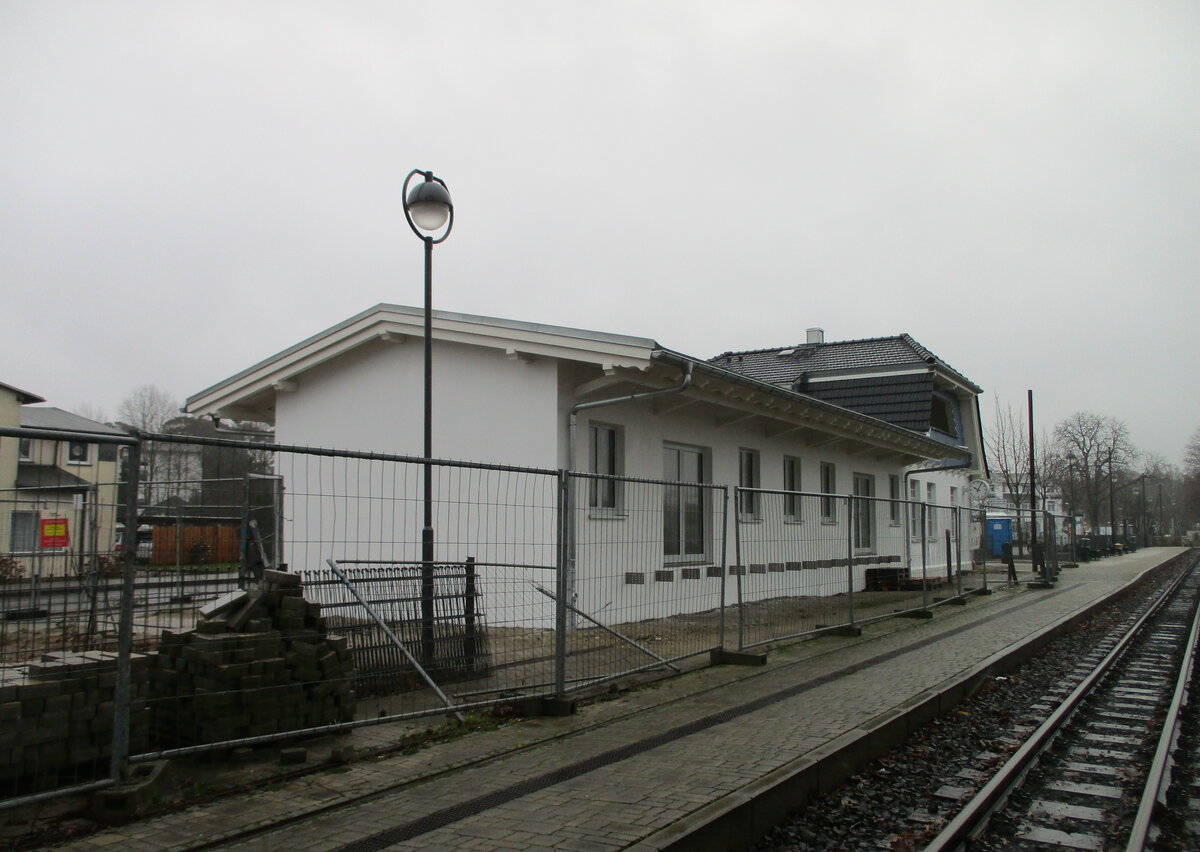 Nachdem Teilabriß stand das Bahnhofsgebäude von Baabe lange Zeit als Ruine,nun endlich wird das Gebäude wieder in seinem Ursprungszustand wieder aufgebaut.Aufnahme vom 01.Januar 2022.