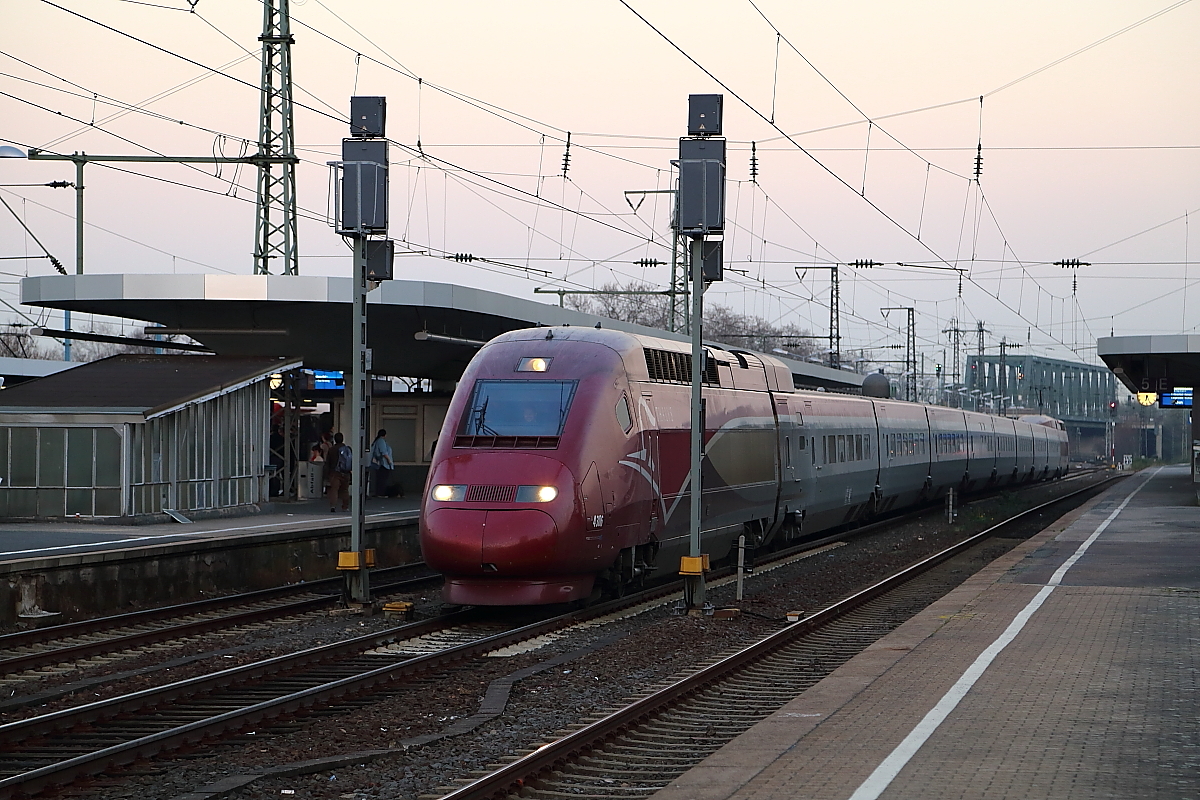 Nachdem Thalys 4386 am Abend des 13.03.2014 im Bahnhof Köln-Deutz einige Zeit warten mußte, schiebt er sich jetzt durch die Ausfahrtssignale in Richtung Köln Hbf, wo er zur Fahrt nach Brüssel und Paris bereitgestellt wird.