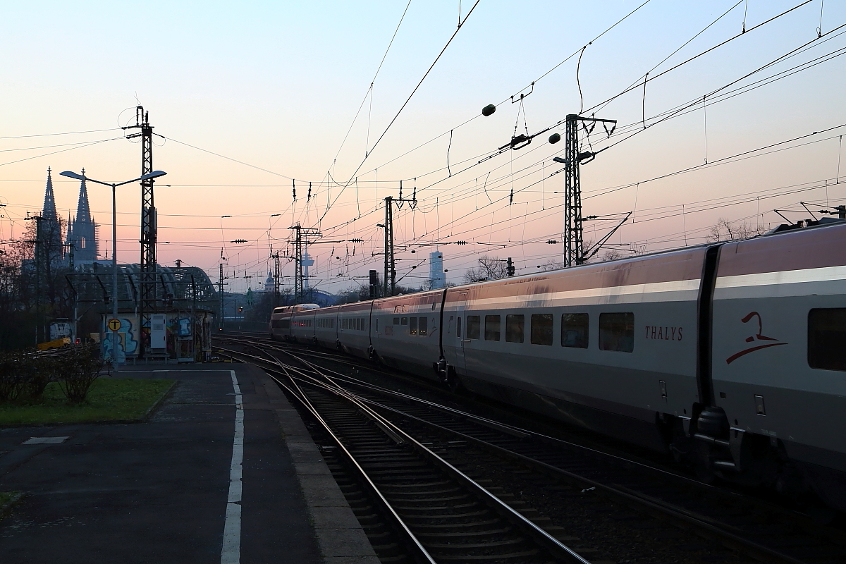 Nachdem Thalys 4386 am Abend des 13.03.2014 den Bahnhof Köln-Deutz verlassen hat, rollt er jetzt vor der Kulisse von Hohenzollernbrücke und Dom dem Kölner Hauptbahnhof entgegen, wo er zur Fahrt nach Brüssel und Paris bereitgestellt wird.