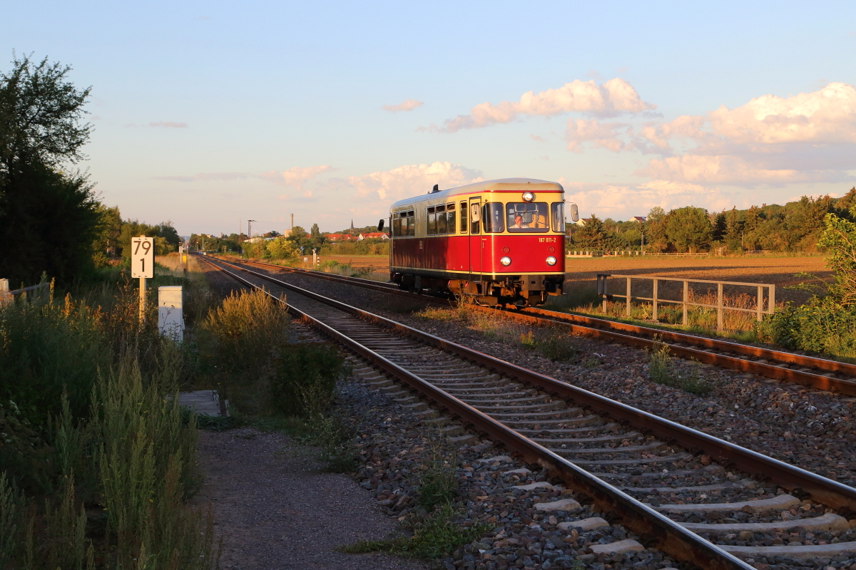 Nachdem Triebwagen 187 011 am Abend des 22.08.2020 als Dampfzugersatz für P 8964 von Gernrode nach Quedlinburg gefahren ist, brummt er nun als P 8959 (ebenfalls Dampfzugersatz) zurück nach Gernrode. Er hat hier gerade die Stadtgrenze von Quedlinburg erreicht, überquert jetzt den Quarmbach und wird nach wenigen hundert Metern von der Regelspurstrecke Halberstadt - Thale, welcher er bis jetzt gefolgt ist, abbiegen.
(Achtung! Dieses Bild war bereits freigeschalten!!)