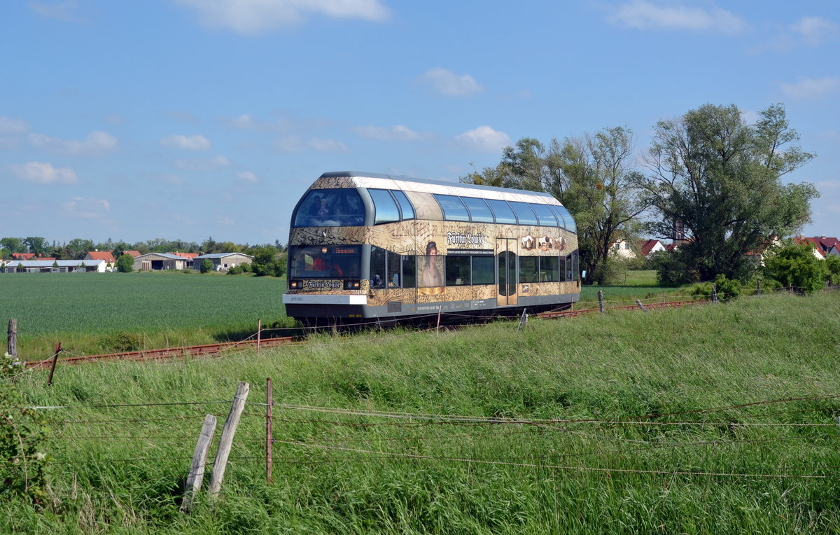 Nachdem das Trio Ferkeltaxen den Bahnhof Wörlitz am 18.05.19 erreicht hatte konnte 670 003 der DWE seine Fahrt nach Dessau antreten. Hier passiert er die Felder von Griesen.