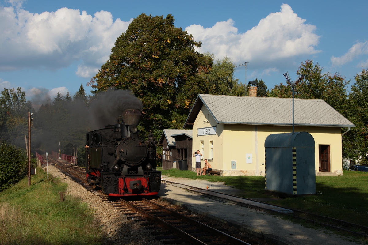 Nachdem U46 001 ihren Sonderzug, am 20.09.2018, im Nebengleis des Bf Hůrky abgestellt hat, ging es Lz weiter nach Nová Bystřice um Wasser und Kohle zu nehmen, hier die Durchfahrt Albeř.