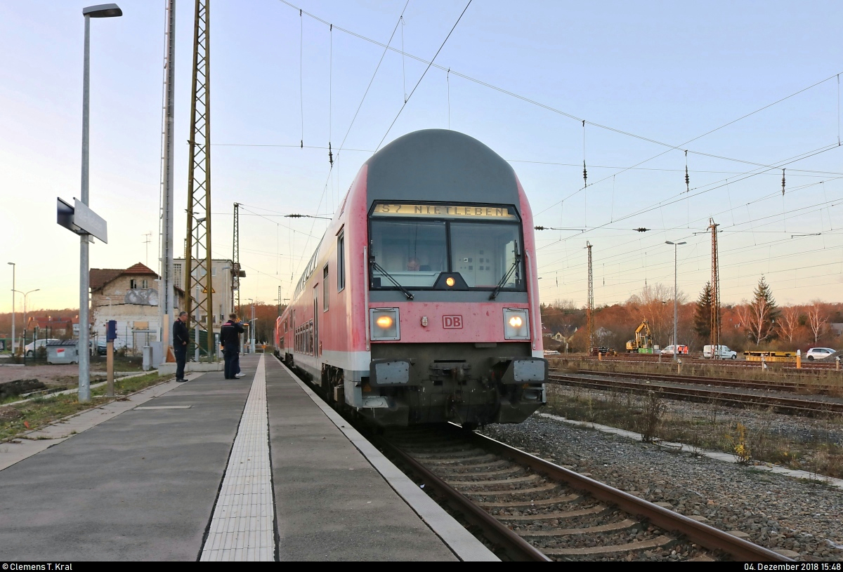 Nachdem über etliche Jahre Doppelstockwagen verschiedenster Bauarten auf der S7 zum Einsatz kamen, folgten Anfang April 2018 Bombardier Talent 2. Doch deren Zeit währte nicht lange, denn seit Anfang Dezember sind hier erneut unterschiedliche Doppelstock-Züge mit Loks der Baureihe 143 unterwegs.
Am ersten Betriebstag steht DABbuzfa 760 (50 80 36-33 039-9 D-DB) mit Schublok 143 959-5 der S-Bahn Mitteldeutschland (DB Regio Südost) als S 37747 (S7) nach Halle(Saale)Hbf Gl. 13a in ihrem Startbahnhof Halle-Nietleben.
[4.12.2018 | 15:48 Uhr]