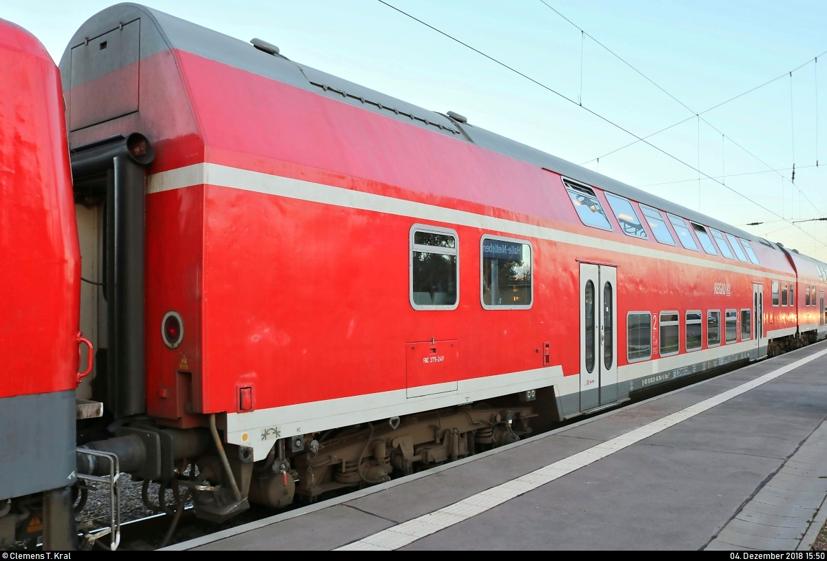 Nachdem über etliche Jahre Doppelstockwagen verschiedenster Bauarten auf der S7 zum Einsatz kamen, folgten Anfang April 2018 Bombardier Talent 2. Doch deren Zeit währte nicht lange, denn seit Anfang Dezember sind hier erneut unterschiedliche Doppelstock-Züge mit Loks der Baureihe 143 unterwegs.
Blick auf einen Doppelstockwagen der Gattung  DBuza 747.9  (50 80 25-04 704-6 D-DB) von DB Regio Südost, der in S 37747 (S7) nach Halle(Saale)Hbf Gl. 13a mit 143 959-5 der S-Bahn Mitteldeutschland (DB Regio Südost) eingereiht ist und im Startbahnhof Halle-Nietleben steht.
[4.12.2018 | 15:50 Uhr]