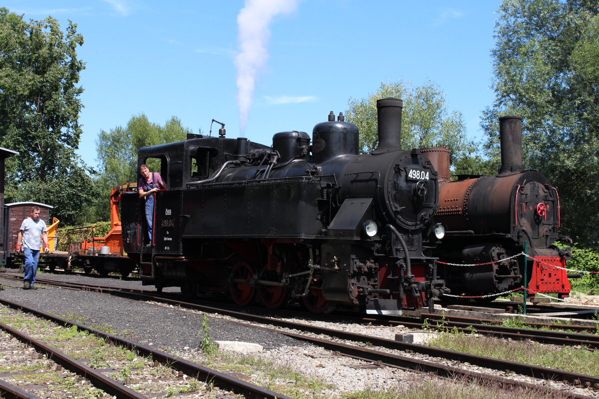 Nachdem die Uh 04 im Jahr 1973 in St. Veit an der Glan als Denkmallok aufgestellt wurde kam sie 1989 zur ÖGEG auf die Steyrtalbahn.
2012 erhielt sie eine Hauptausbesserung und fährt seither Sonderzüge zwischen Grünburg und Steyr Lokalbahnhof.
Am 7.8.2021 fuhr sie nach getaner Arbeit in Grünburg zum Ausschlacken vor das dortige Heizhaus.