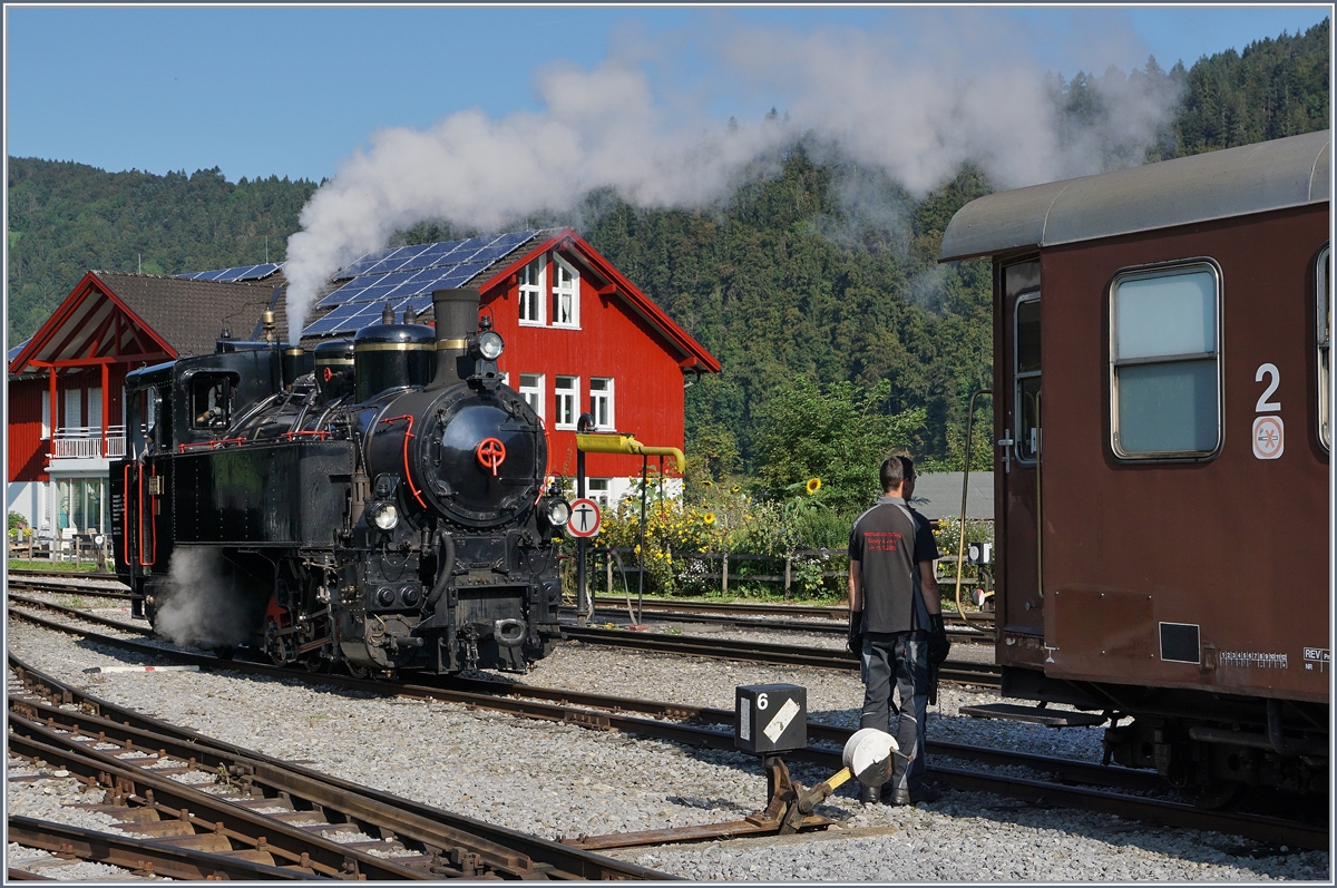 Nachdem die Uh 102 bekohlt und betankt war, machte sie sich auf um, ihren Zug zu übernehmen. 
Bezau, den 10. Sept. 2016
