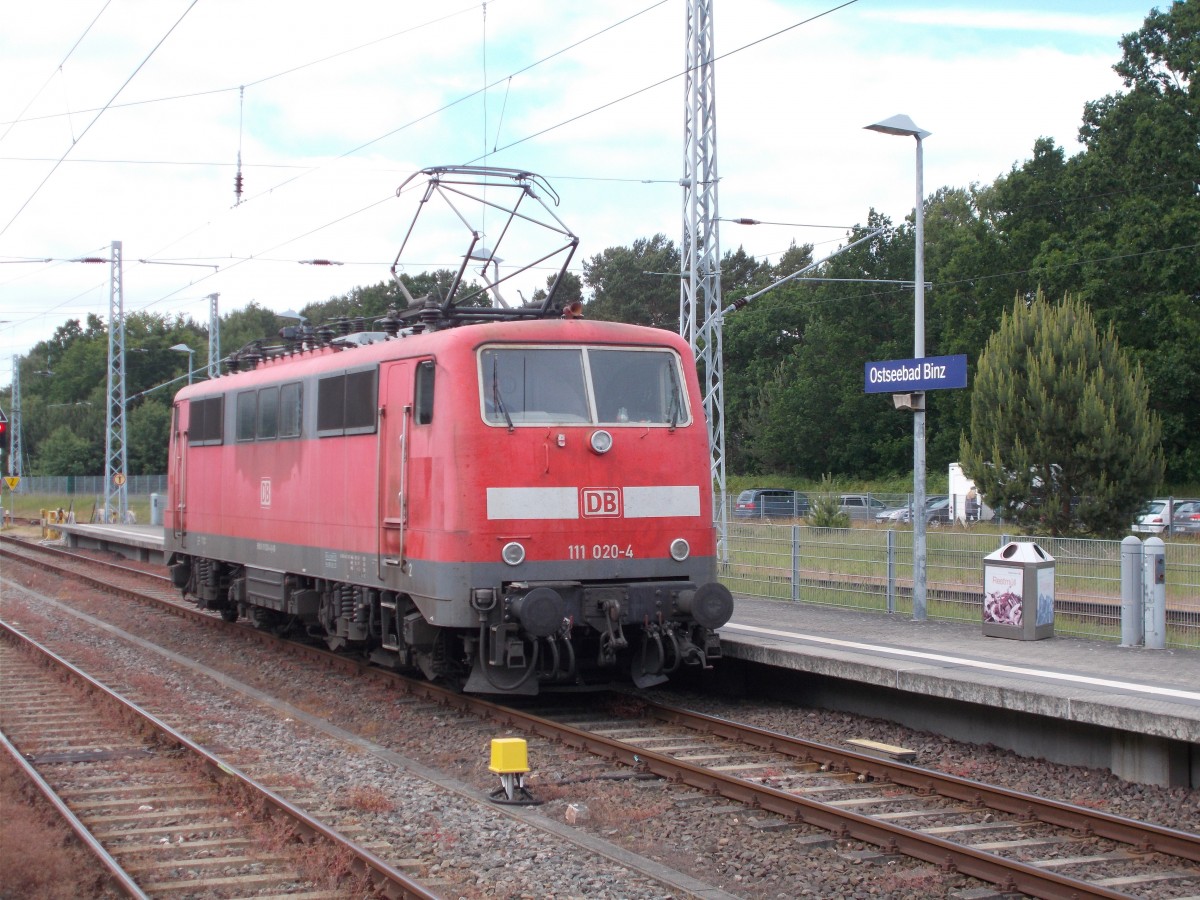 Nachdem Umsetzen fuhr 111 020,am 21.Juni 2015,in Binz wieder an den AKE Sonderzug um diesen,als Leerpark,dann nach Stralsund,zum Abstellen zubringen.