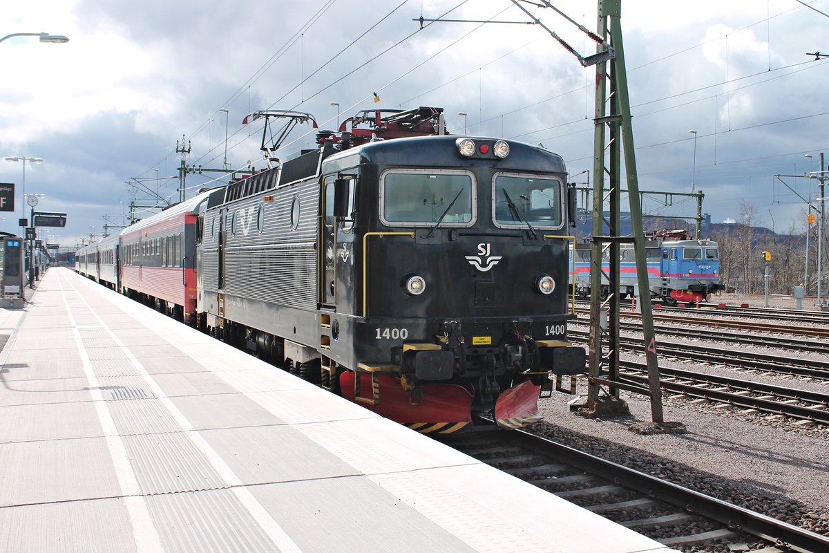 Nachdem Umsetzten am 01.06.2015, stand SJ Rc6 1400 Abfahrbereit mit dem SJ Nattåget 94 (Stockholm C - Narvik) im neuen Bahnhof von Kiruna.