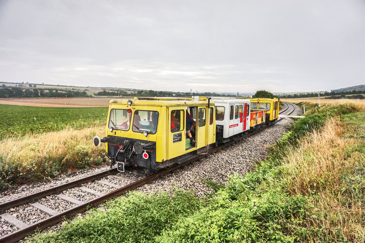 Nachdem einer von unserm Verein mal selbst Lokführer spielen wollte, bekamen wir doch gleich diesen  Privatzug .
Mit Anleitung durch den echten Lokführer vom Zayataler Schienentaxi gings dann mit den Postkasterln von Asparn a. d. Zaya in Richtung Mistelbach und wieder zurück.
Hier zu sehen ist der Zug mit X 626.172 an der Spitze, beim Wenden nahe Hüttendorf.
Aufgenommen am 6.8.2017.