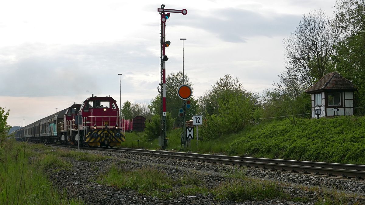 Nachdem V 150 und V 152 der HzL mit ihren Güterwagen aus unterschiedlichen Richtungen kommend in Mengen ankamen und zu einem Zug zusammengestellt wurden, befinden sich hier beide Loks mit dem gemischten Güterzug bei der Ausfahrt aus dem Bahnhof Mengen mit dem Ziel Ulm (02.05.2019).
