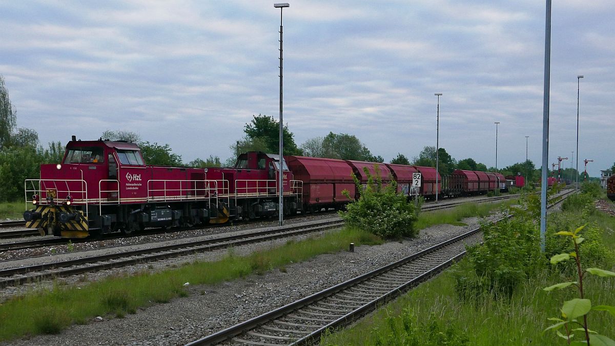 Nachdem V 150 und V 152 der HzL mit 37 Wagen aus Ulm kommend in Mengen ankamen, werden diese hier in den Güterbereich des Bahnhofs geschoben, aufgeteilt und neu zusammengestellt (31.05.2019).