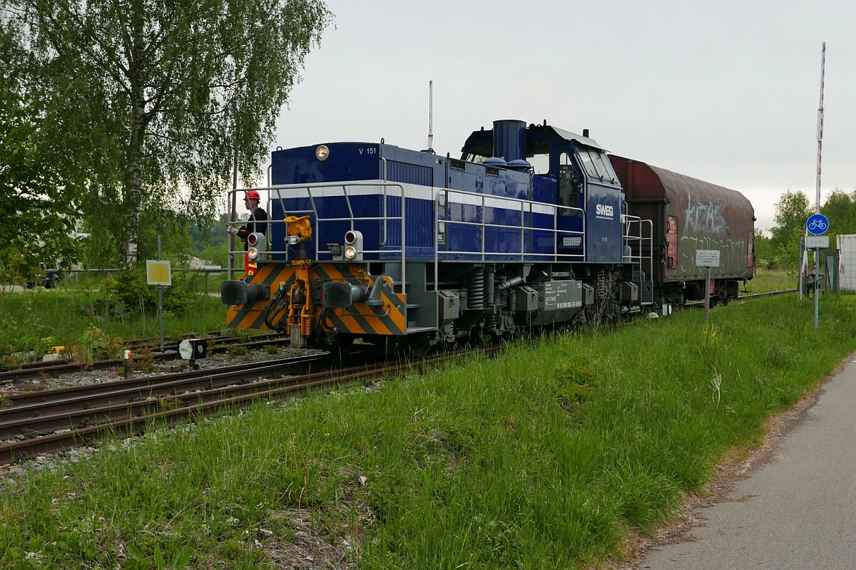 Nachdem V 151 (580 002-0) der SWEG am 13.05.2020 mehrere Gterwagen von Mengen kommend auf der Ablachtal-Bahn, Streckenabschnitt Mengen - Stockach, nach Krauchenwies gezogen hatte, wurde der letzte Wagen abgekuppelt und die anderen Wagen ber ein Anschlussgleis zu einem Hersteller von Regalsystemen gezogen. Nach der Rckfahrt wurde der letzte Wagen wieder angekuppelt und im Bild befindet sich V 151 kurz vor der Abfahrt von Krauchenwies nach Sauldorf.