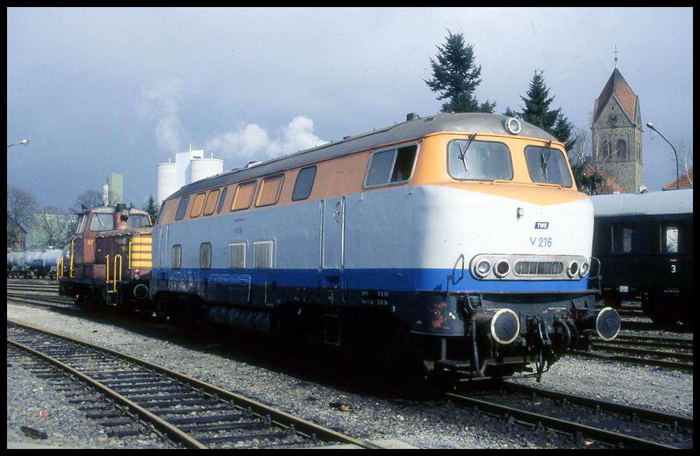 Nachdem V 160 bei der TWE noch in orangenem Farbkleid Dienst gemacht hatte, wurde sie kurz vor ihrer Abgabe noch einmal in den hier sichtbaren Farben umlackiert. Am 7.3.1996 stand sie so vor dem Lokschuppen der TWE in Lengerich Hohne. Die Lok hatte einst mit der Nummer V160004 den Dienst bei der DB begonnen.