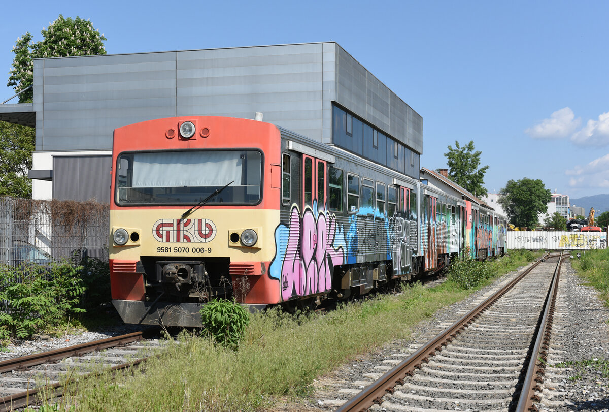 Nachdem der Verkauf nach Polen bzw. auf den Balkan gescheitert ist werden die GKB VT 70 sukzessive verschrottet. Am 15. Mai 2022 standen auf den Gleisen der grazer Schleppbahn der VT 70.11 und der VT 70.06 und warteten ihrem Ende entgegen. 