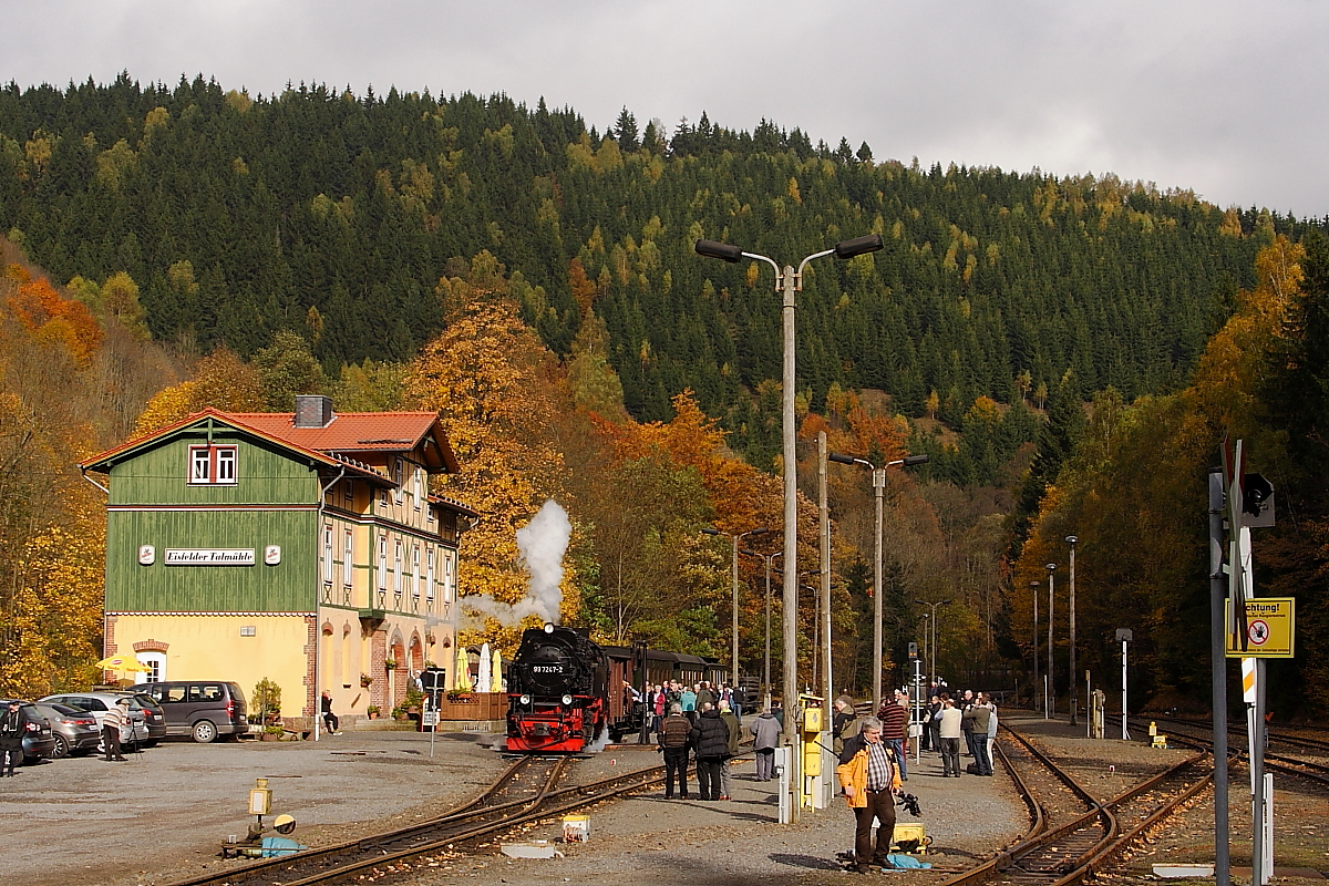 Nachdem der Vorgang des Wasserfassens abgeschlossen ist, ein kurzer Pfiff und 99 7247 setzt sich am 20.10.2013 im Bahnhof  Eisfelder Talmühle  in Bewegung, um ans andere Ende Ihres Sonder-PmG der IG HSB umzusetzen. Danach wird der Zug auf`s Nachbargleis rangiert, um Gleis 1 für einen Planzug aus Drei Annen Hohne freizumachen. Beleuchtet wird die Szene von den letzten Strahlen der Sonne, welche sich hier erstaunlicherweise noch einmal kurz zeigte, bevor sie endgültig hinter dicken Regenwolken verschwand.