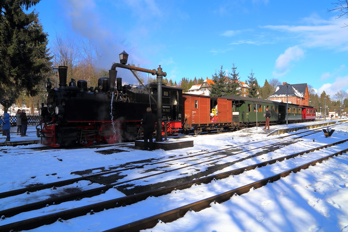 Nachdem der Vorgang des Wasserfassens bei 99 5901 (hier mit IG HSB-Sonderzug zum Brocken, am 24.02.2017) abgeschlossen ist, bringt der Lokheizer den Ausleger des Wasserkranes wieder in die Ruhestellung.