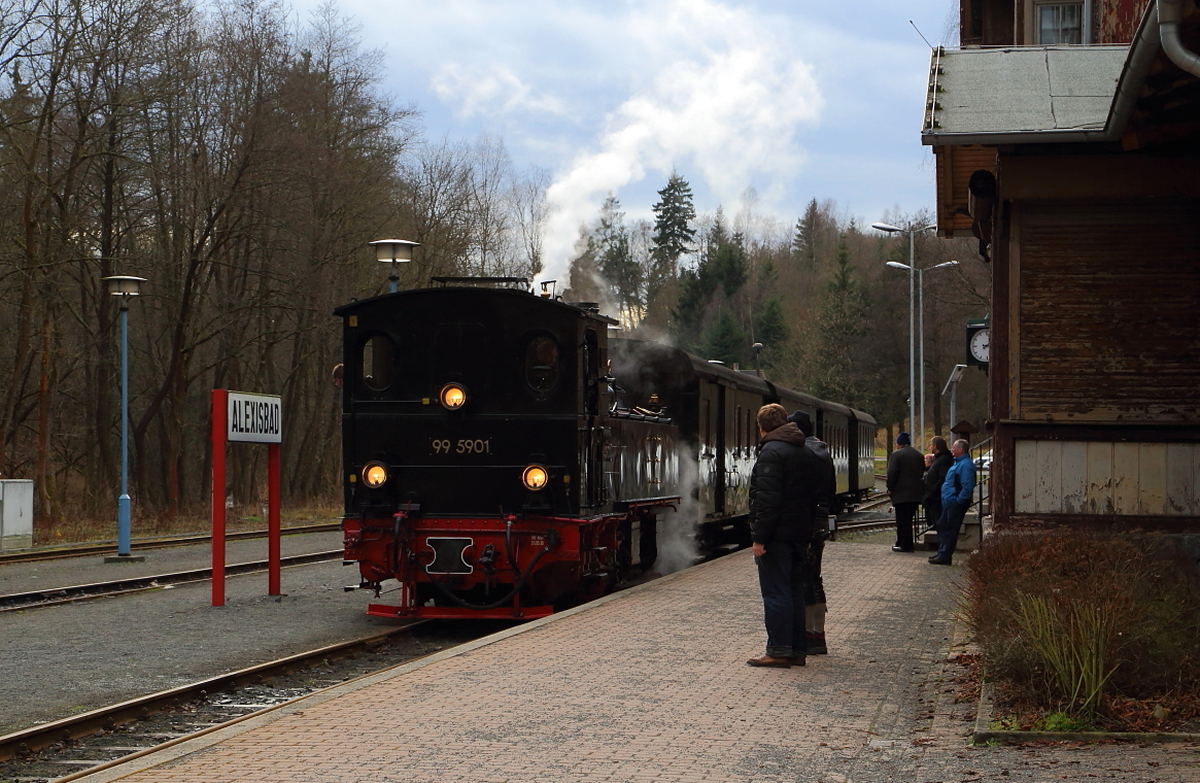 Nachdem die Wasserkästen gefüllt sind, stellt 99 5901 am Nachmittag des 07.02.2016 ihren IG HSB-Sonderzug im Bahnhof Alexisbad nun wieder für die Weiterfahrt nach Quedlinburg bereit.