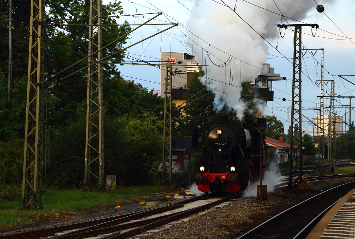 Nachdem die Weiche gestellt ist, nimmt 52 4867 jetzt wieder Fahrt auf, um ans andere Ende ihres Sonderzuges der HEF zu gelangen. Wenig später wird sie mit ihm zu den XXI. Meininger Dampfloktagen starten. (Aufnahme vom Morgen des 05.09.2015 im Bahnhof Frankfurt/Main-Süd)