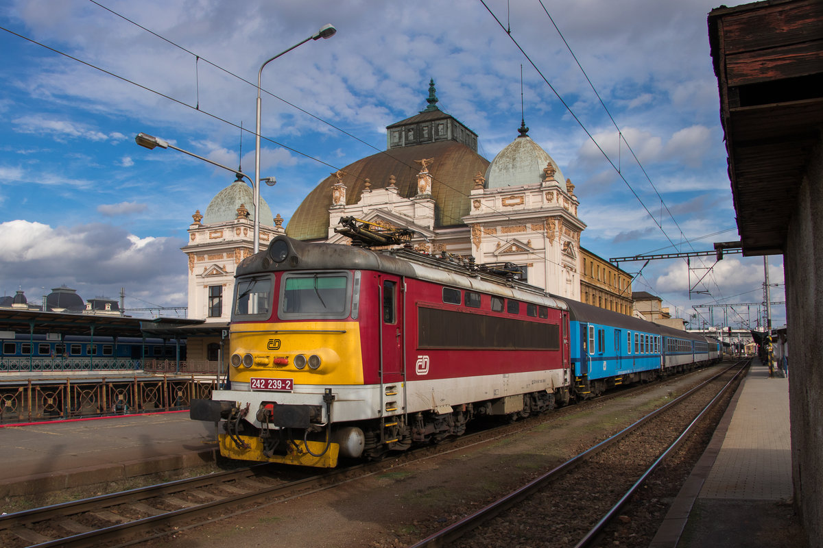 Nachdem das Wetter am Anfang des Tages ziemlich besch... war, so brach die Sonne durch, als CD 242 239-2 die Bühne betrat. Aufgenommen am 21. Oktober 2017 in Plzen hl.n. 