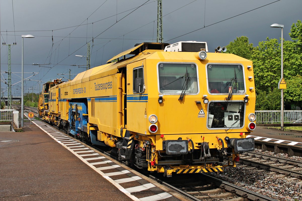 Nachdem die WFL 232 527-2 am Nachmittag des 28.04.2019 mit ihrem Schotterzug und der Stopfmaschine in Müllheim (Baden) ankam, rangierte die Strabag Stopfmaschine  Tauberexxxpress  (99 80 9121 003-4 D-BRS) zusammen mit dem Strabag Schotterplaniergerät  Tauberexxxpress  (99 80 9425 014-4 D-BRS) über Gleis 2 durch den Bahnhof in den südlichen Bereich, und dann nach einem Richtungswechsel in den Hinteren Bahnhofsbereich zu fahren und abgestellt zu werden.