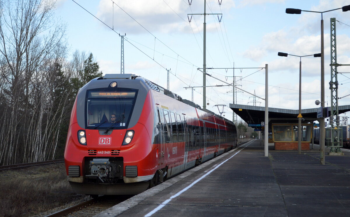 Nachdem zeitweise wegen eines Polizeieinsatzes am frühen Nachmittag im Bf. Flughafen BER - Terminal 1 und 2 der Zugverkehr eingestellt war mussten einigen reguläre Regionalzüge + Verstärkerzüge wie in alten Tagen über BF. Flughafen BER Terminal 5 fahren, hier DB Regio- Region Nordost mit  442 340  am 23.02.22