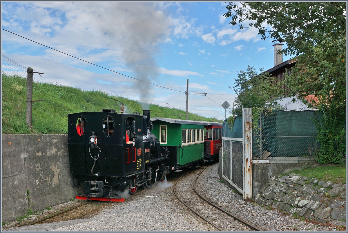 Nachdem der Zug vom Rheinspitz in Lustenau angekommen ist und die Reisenden ausgestiegen sind, schieb die IRR 200-90   Lisel  die Wagen in die leicht ansteigende Strecken zurück, damit sie dann später an den Bahnsteig zurückrollen, während die Dampflok im Betriebsgelände versorgt wird.

23. Sept. 2018