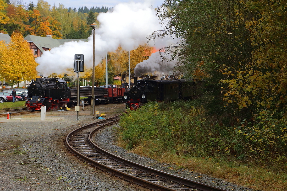 Nachdem zwei Triebwagen gekreuzt haben, wird es am Miitag des 23.10.2016 nun recht laut im eher beschaulichen Bahnhof Alexisbad, als beide IG-HSB-Sonderzüge, im Rahmen einer Veranstaltung, diesen zu einer Doppelscheinausfahrt verlassen.