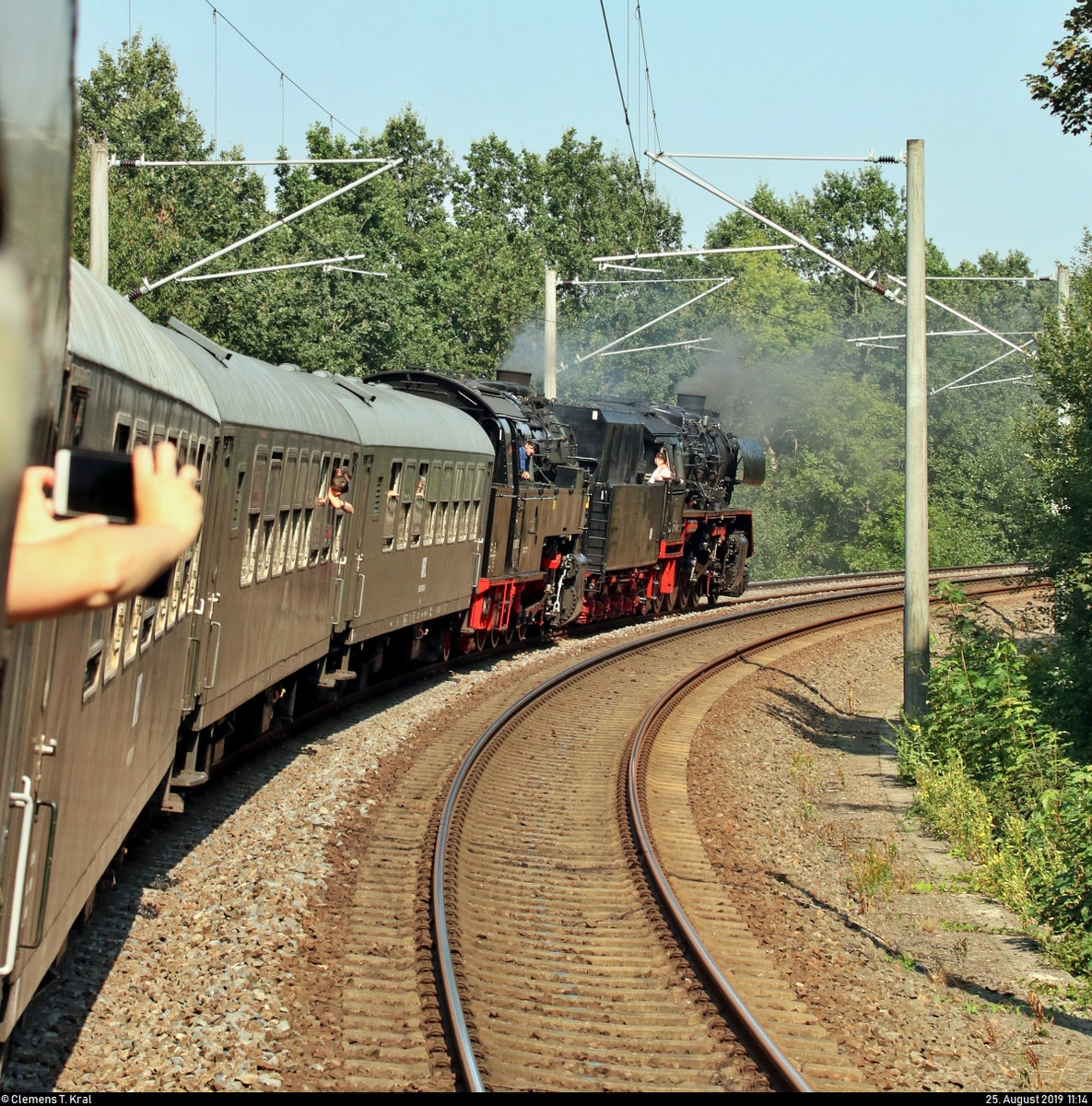 Nachdem die zweite Parallelfahrt zwischen Flöha und Freiberg(Sachs) anlässlich des 28. Heizhausfests des Sächsischen Eisenbahnmuseum Chemnitz-Hilbersdorf e.V. (SEM) erfolgte, fahren beide Züge vereinigt als Zubringerzug nach Chemnitz-Hilbersdorf Museumsbahnsteig SEM.
Während dieser Fahrt hatte man in einem Gleisbogen einen guten Blick auf die beiden Dampfloks am Zugende, bestehend aus 95 1027-2 der Traditionsgemeinschaft 50 3708 e.V. und 50 3648-8 des SEM, aufgenommen werden. E 77 10 der Interessengemeinschaft Bw Dresden Altstadt e.V. leistet Vorspann.
[25.8.2019 | 11:14 Uhr]